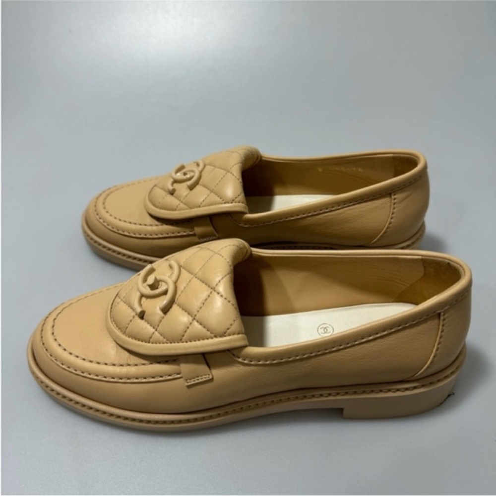 CHANEL 24C Leather Quilted Tab Turn Lock
Turnlock CC Loafers Beige EU 37/US 7 - Picture 2 of 8
